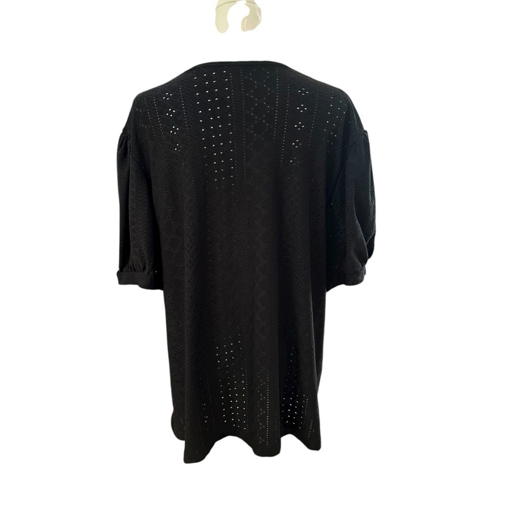 Women's 1X / 2X Black Eyelet Short Sleeve Lace V-Neck PLUS Curvy Stretch Blouse - Picture 7 of 7